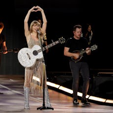 SINGAPORE, SINGAPORE - MARCH 02: EDITORIAL USE ONLY. NO BOOK COVERS Taylor Swift performs during "Ta...