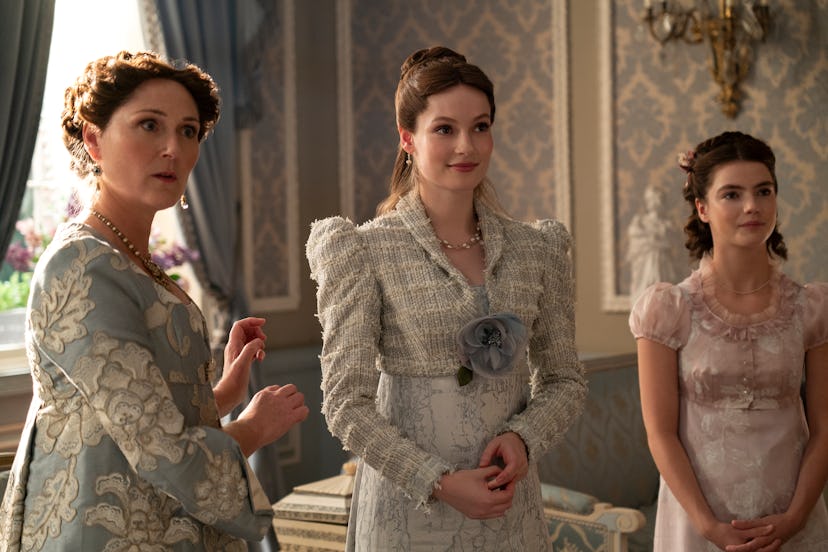 Ruth Gemmell as Lady Violet Bridgerton, Hannah Dodd as Francesca Bridgerton, Florence Hunt as Hyacin...