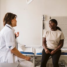 A woman speaks to her OB-GYN about having her IUD removed.